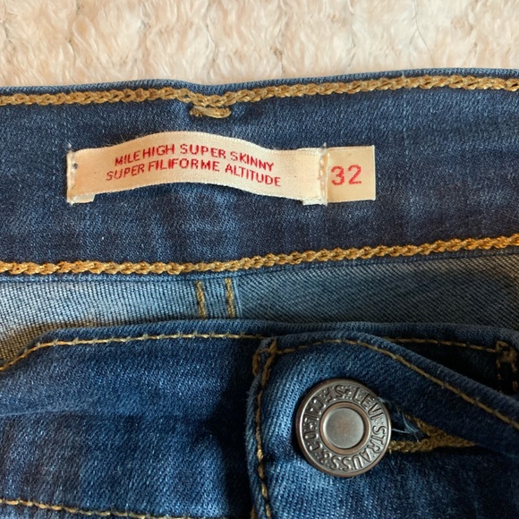 Levi's high rise skinny jeans, barely worn in size 32. - Picture 2 of 4